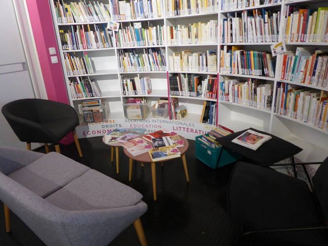 À la Maison des Citoyens du Monde de Nantes, un petit coin lecture sympa a été aménagé pour profiter pleinement du centre de ressources !
